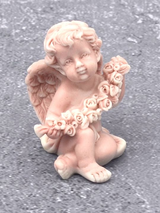 Фигурка сувенирная «Ангел с венком из роз» 