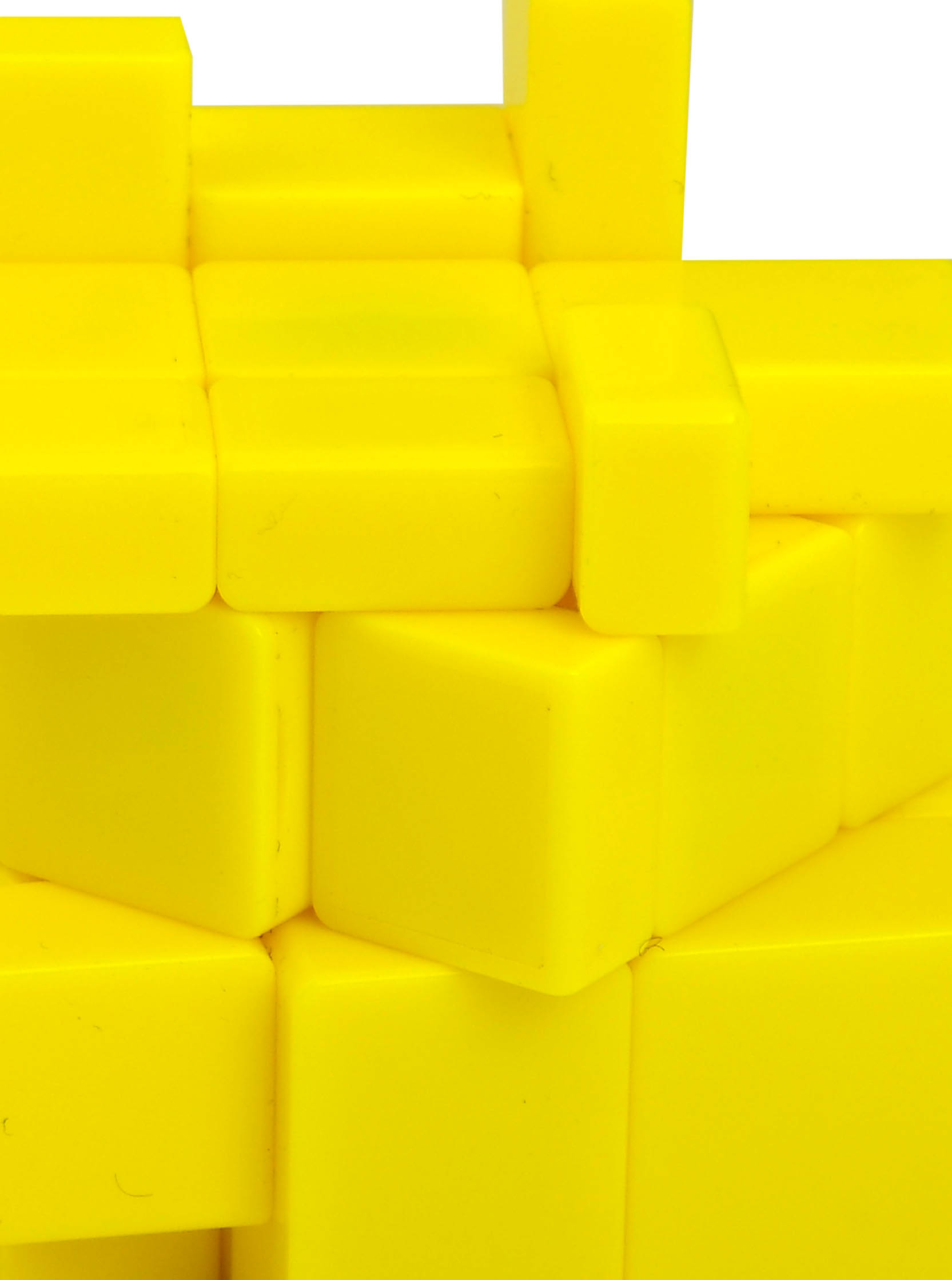 Желтый кубик игра. Желтый кубик. Кубик пластиковый. Кубики пластмассовые. Золотой кубик.